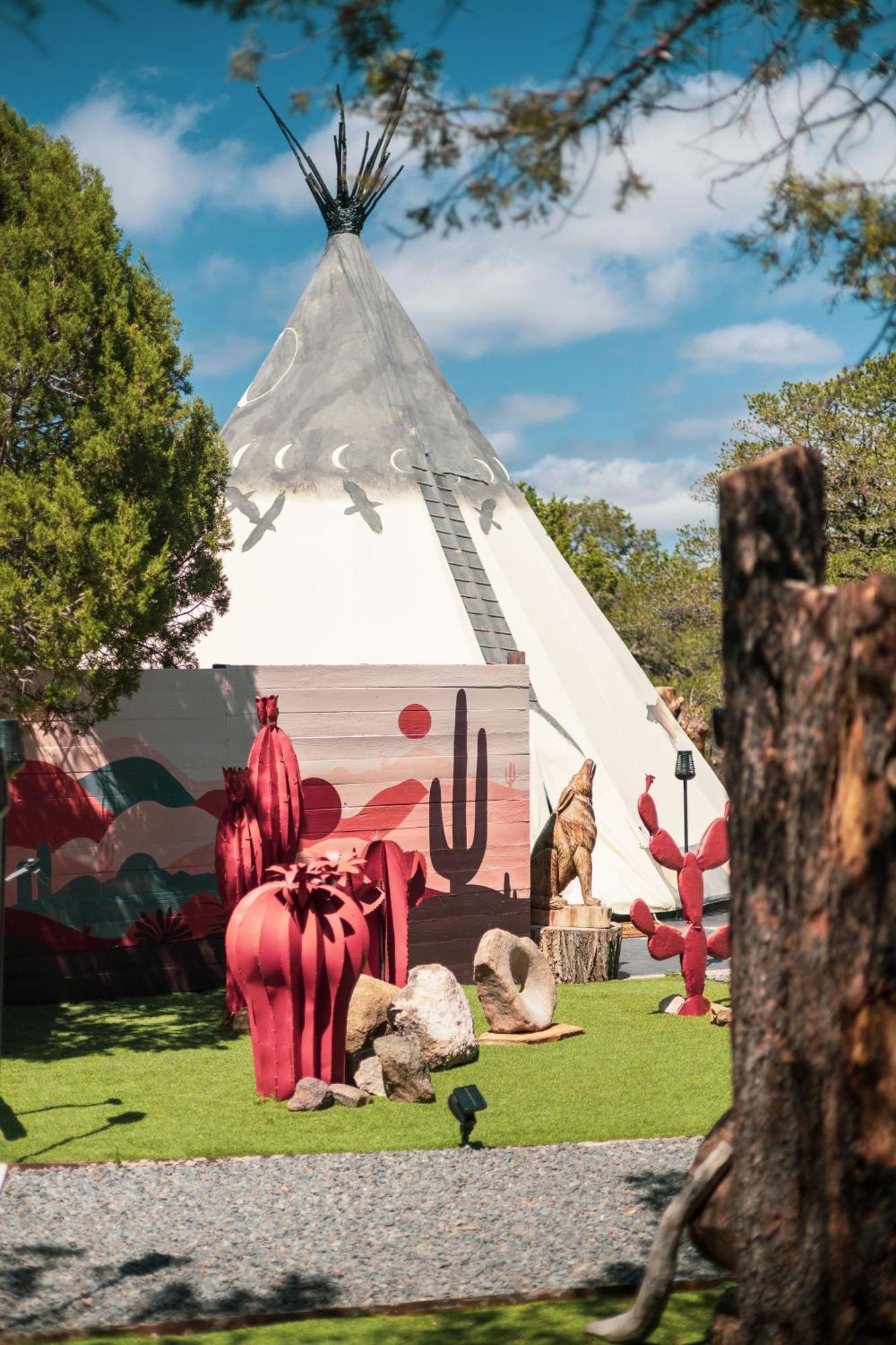 Lobo Tipi At El Mistico Ranch Nogal